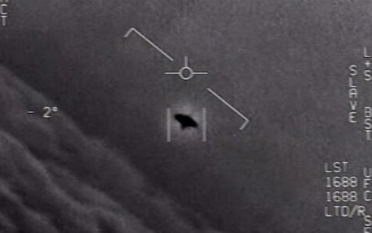 Пентагон опубликовал кадры, как гигантский НЛО следит за Землей