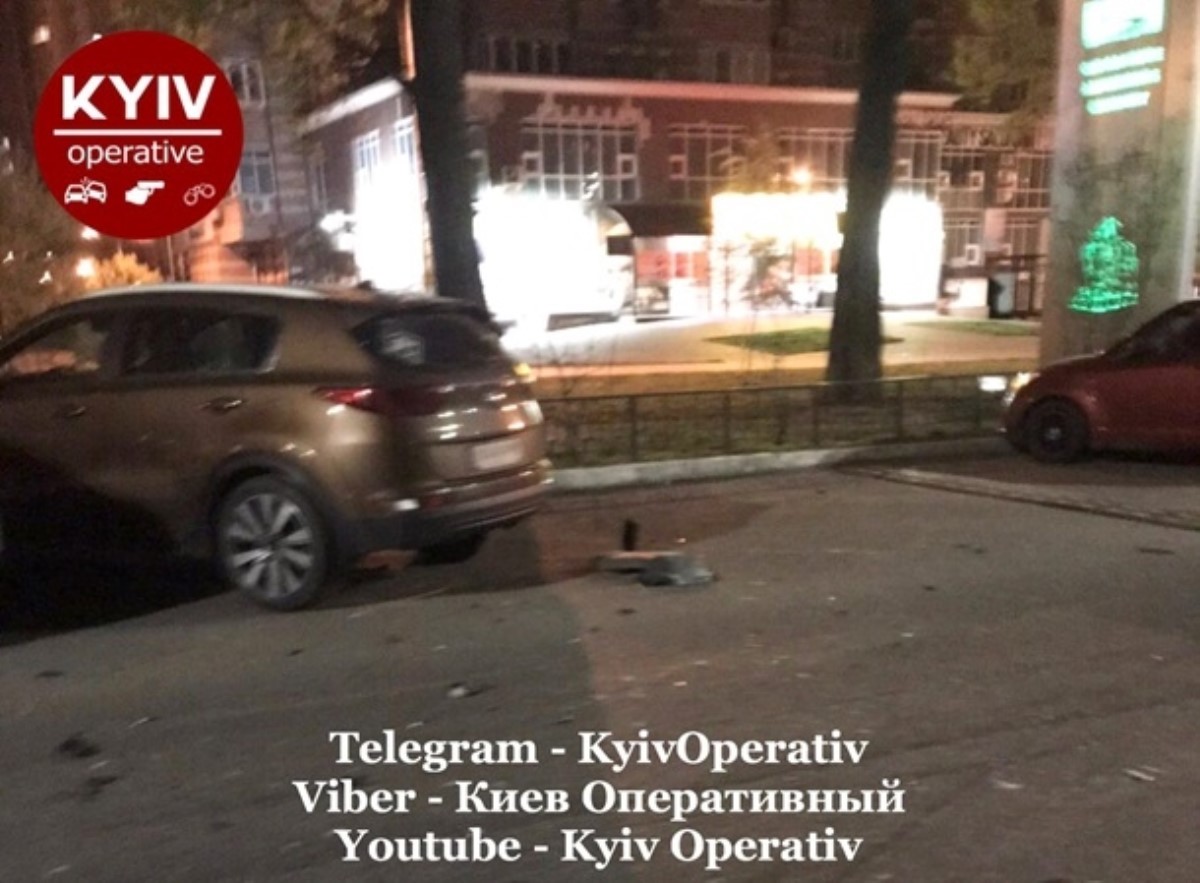 Ночной гонщик разбил припаркованные авто в Киеве. Фото