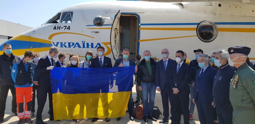 "Viva, Украина!!!": как в Неаполе встретили украинских медиков