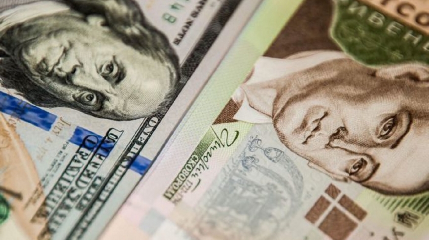 Курс доллара в обменниках продолжил снижение после выходных