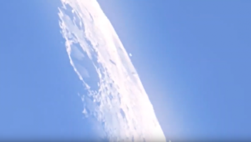 Астроном заметил возле Луны целый флот НЛО