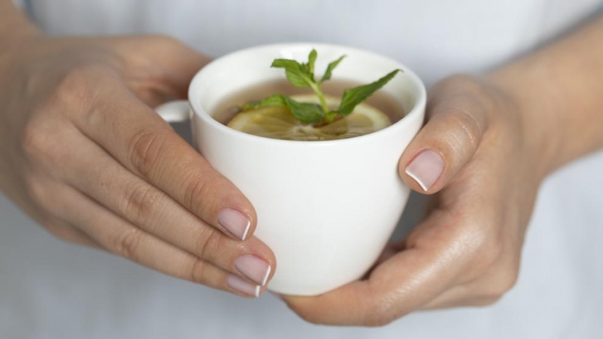 Почистит печень и поможет похудеть: медики дали рецепт полезного чая