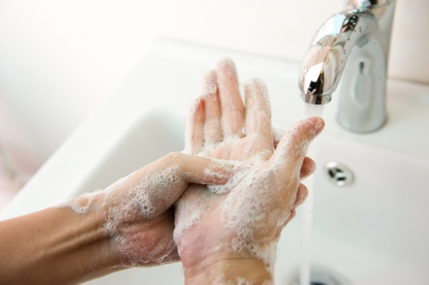 Не только мытье рук: врач о простых правилах, как не заболеть коронавирусом