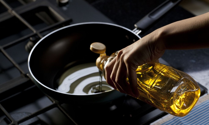 Яд на сковородке: названы самые опасные масла для жарки