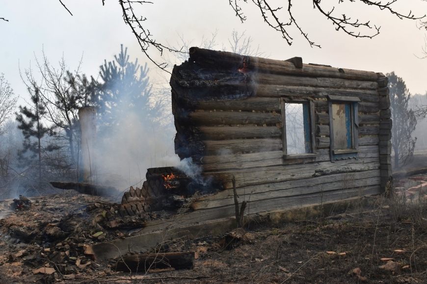 Работает авиация и техника ВСУ: кадры страшных пожаров под Киевом и Житомиром