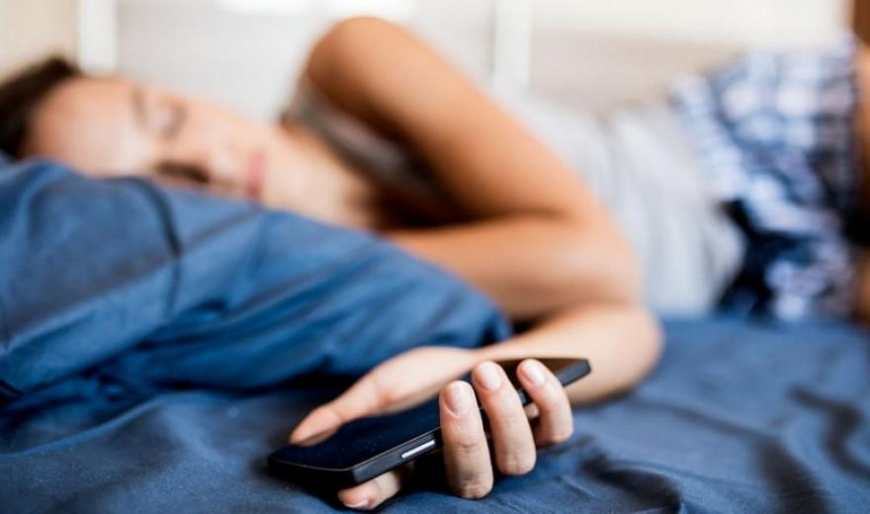 Врачи сообщили, можно ли спать со смартфоном под подушкой