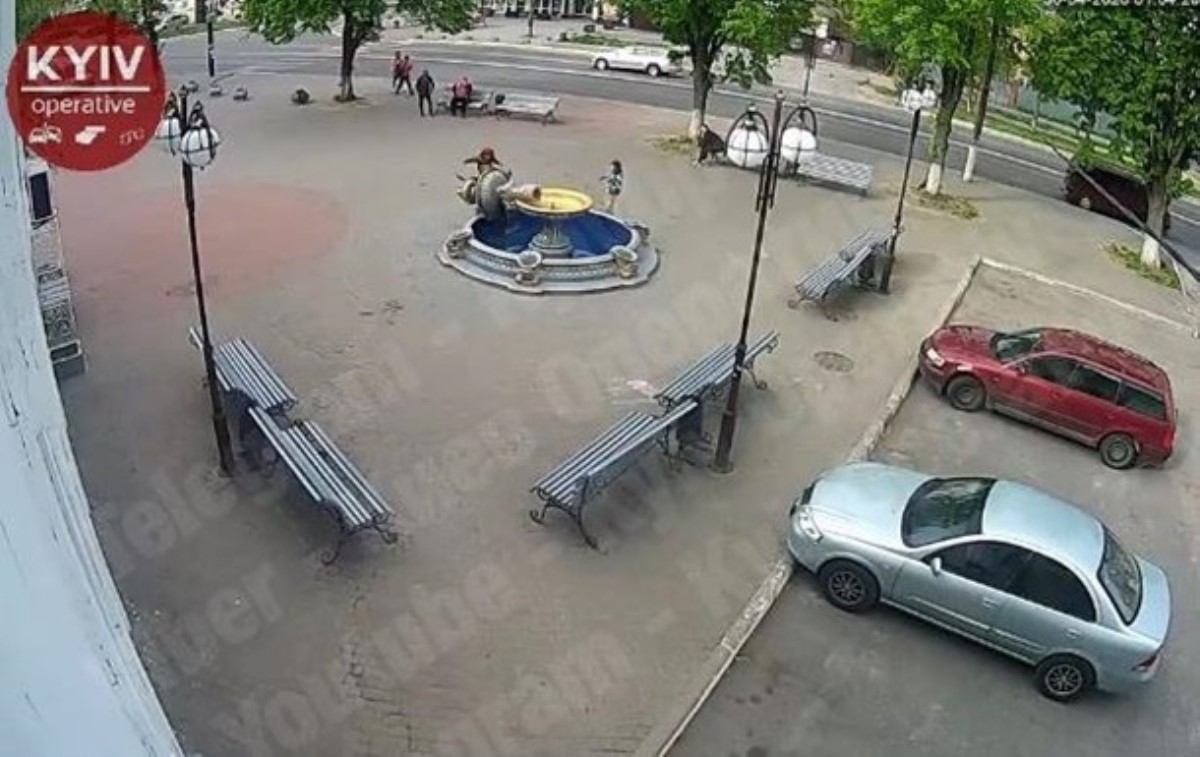 Под Киевом женщина с ребенком разрушила фонтан. Видео