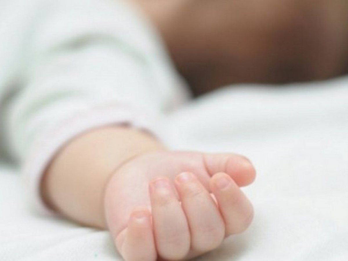 Избитого и голодного 2-месячного малыша спасают херсонский врачи