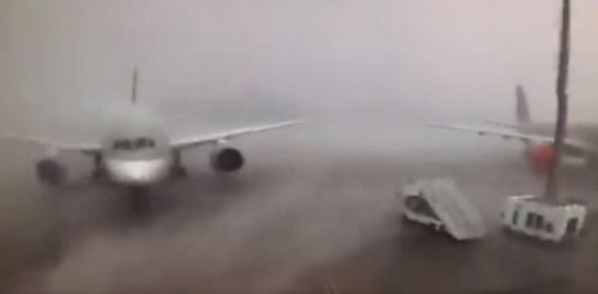 Пассажирские самолеты столкнулись в аэропорту: кадры масштабного ЧП