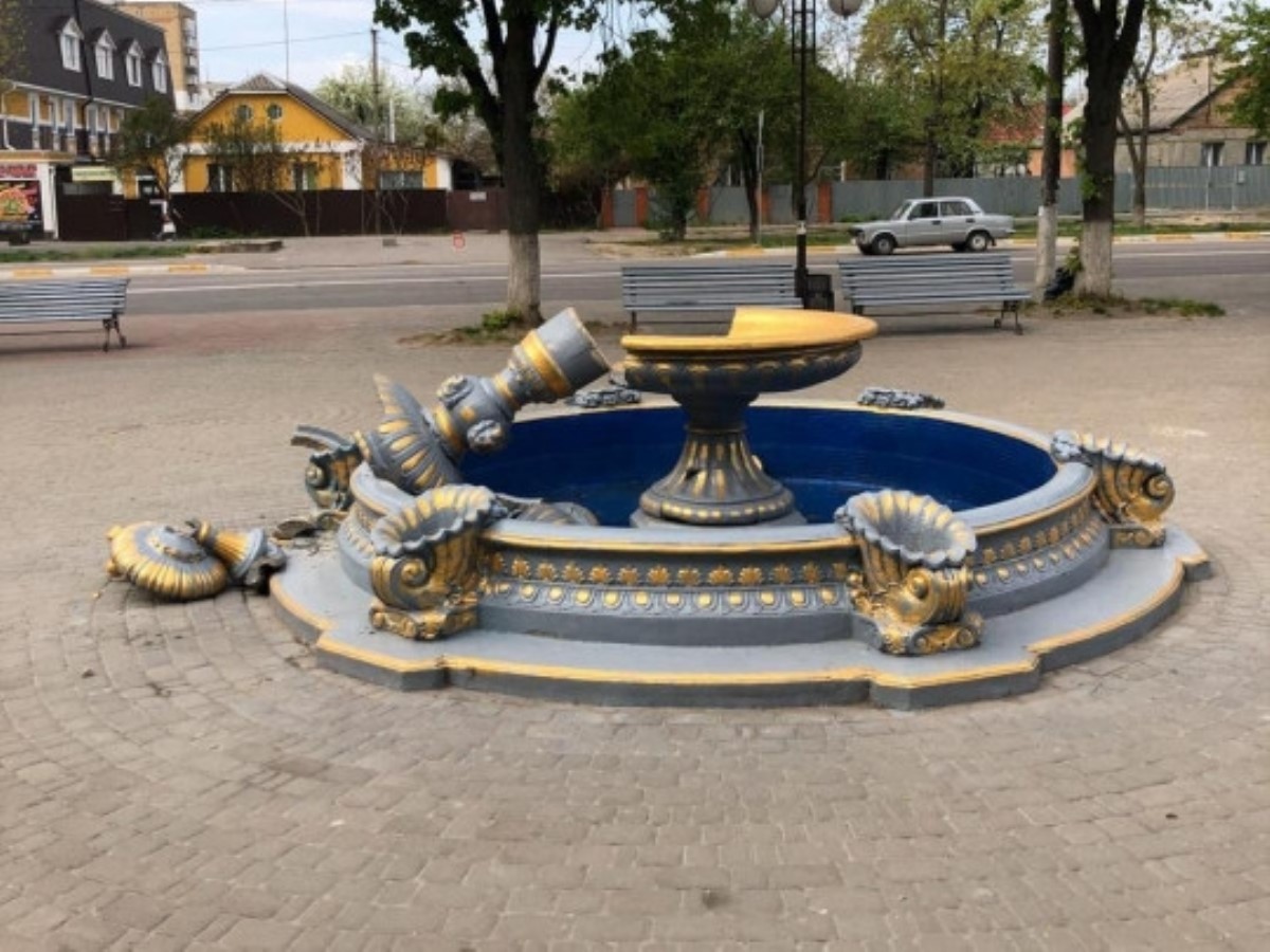 Под Киевом дама с ребенком случайно разрушила фонтан