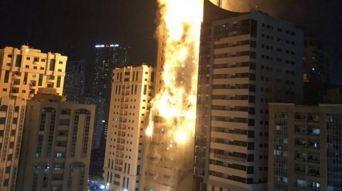 В Эмиратах горит небоскреб: кадры масштабного пожара