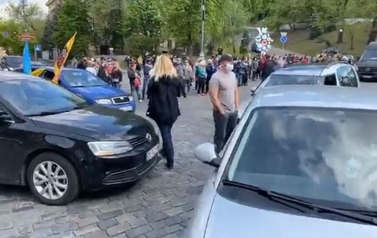"Карантин убивает": активисты заблокировали движение транспорта в центре Киева. Видео