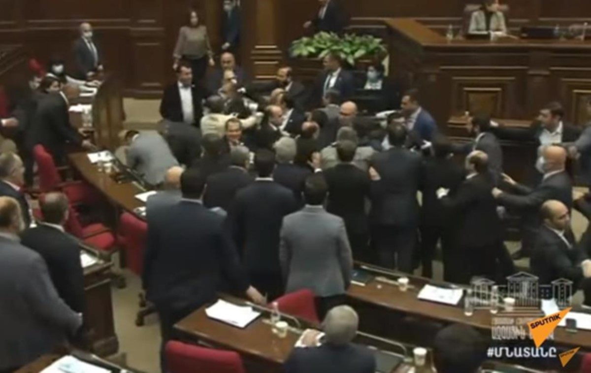 В парламенте Армении произошла массовая драка. Видео