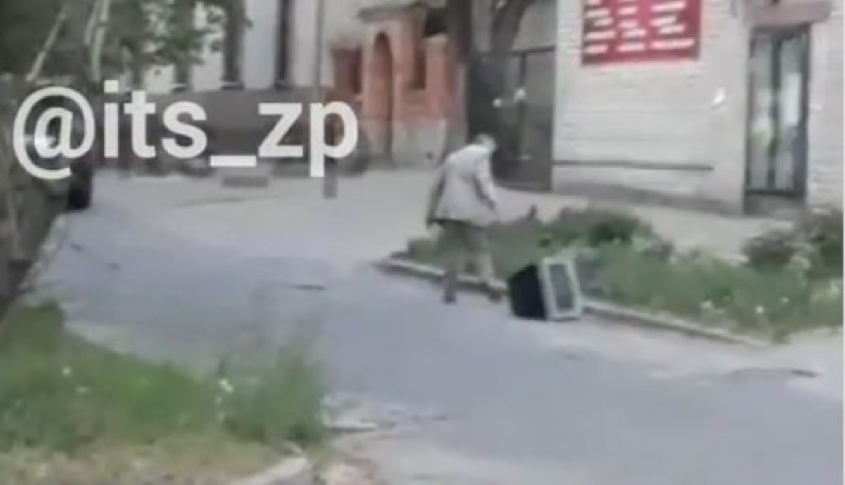 "Когда достали новости про вирус": в Сети потешаются над мужчиной с телевизором на поводке