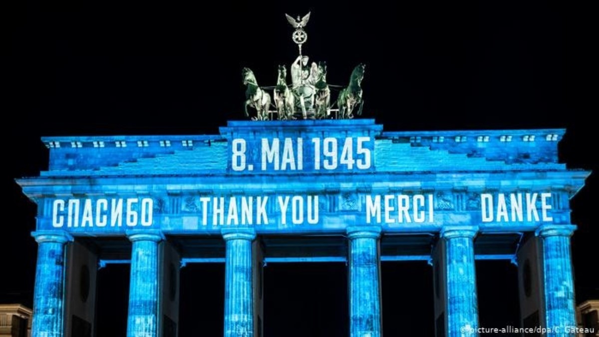 День победы над нацизмом во Второй мировой: в Берлине подсветили Бранденбургские ворота