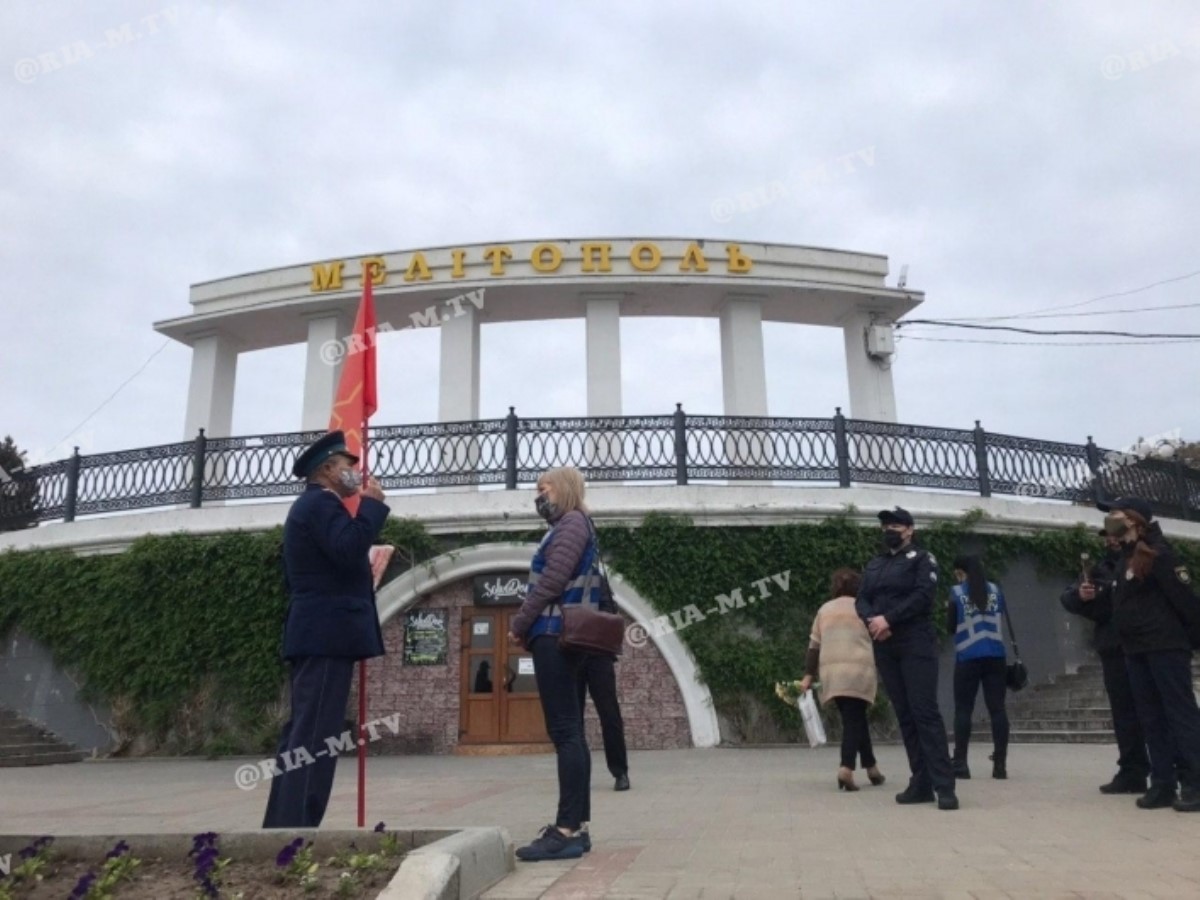 Полиция в Мелитополе пыталась убедить пенсионера с красным флагом уйти с Аллеи Славы