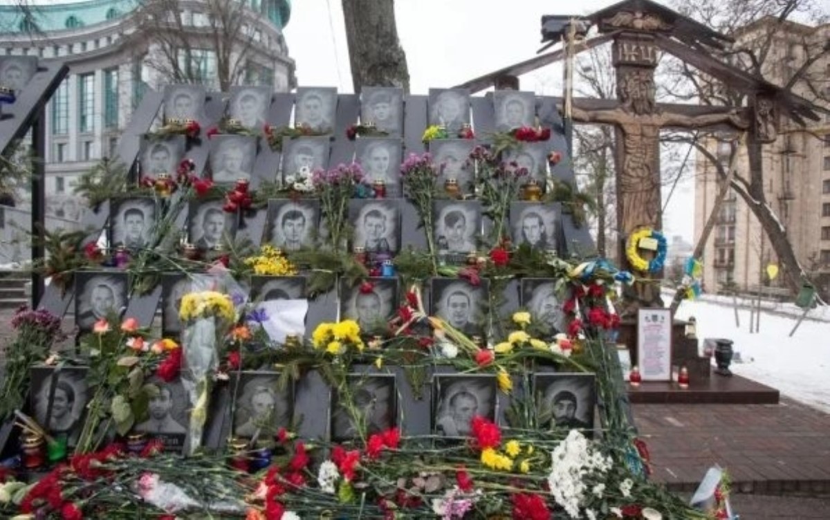 Наплевали на боль матерей: в Харькове сокрушили памятник Героям Небесной Сотни