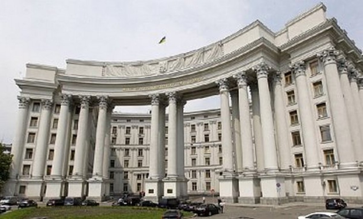 Украинцам запретили выезжать за границу без спецразрешения МИД