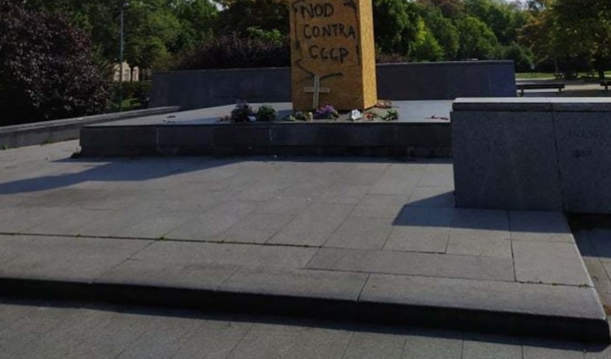 В Праге на месте статуи Конева поставили унитаз