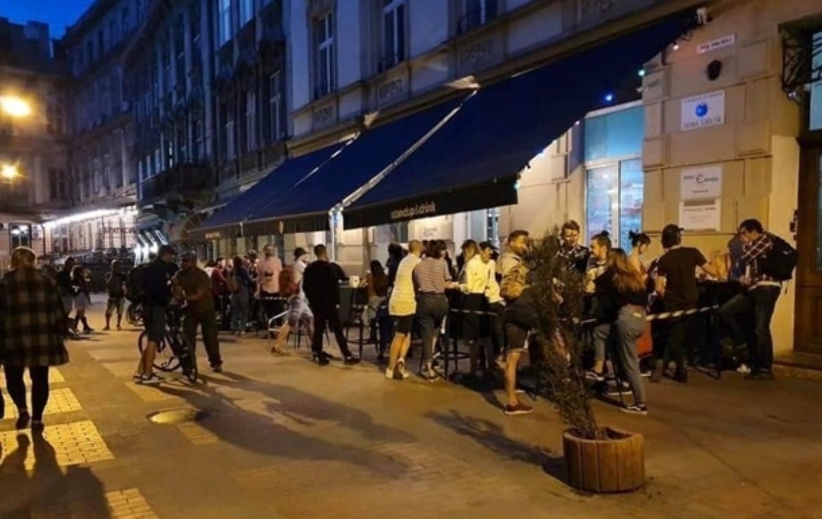 Во львовский паб пришла толпа посетителей после ослабления карантина