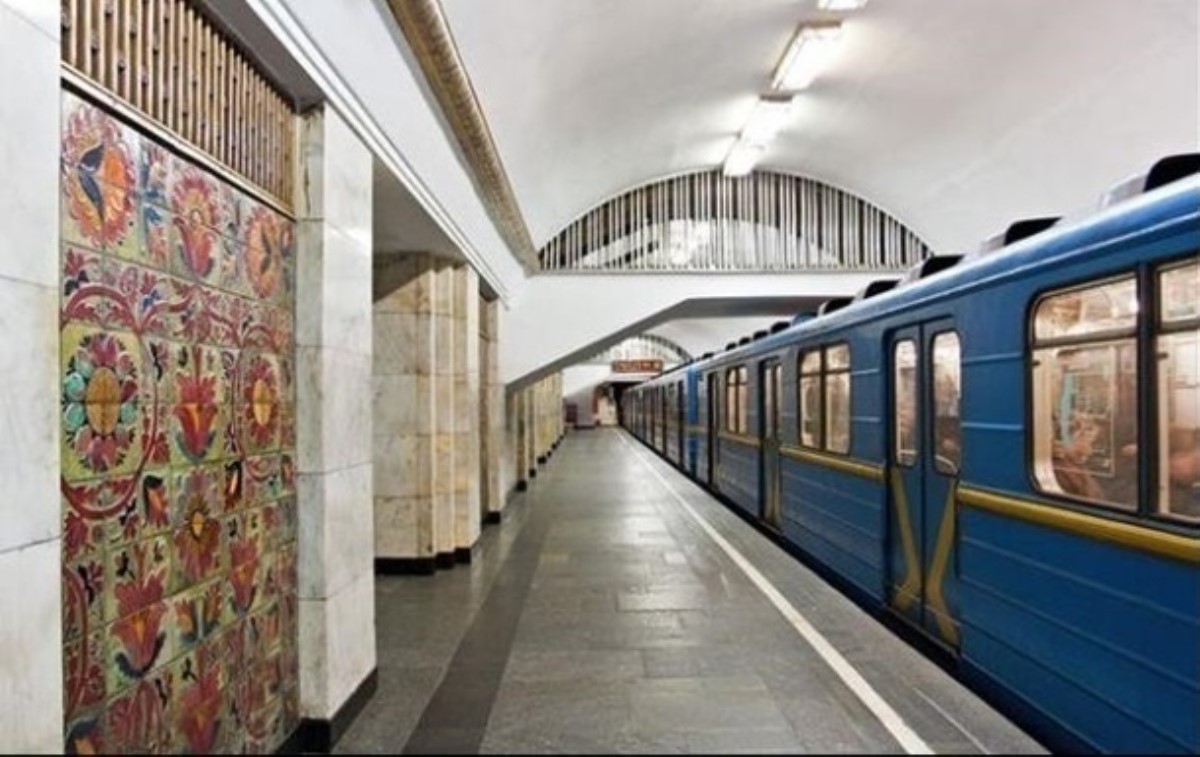 Власти Киева требуют разрешить работу метро в обычном режиме