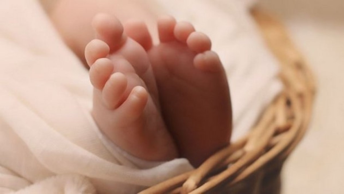 Младенец выпал из мамы: женщина шла по улице и внезапно родила ребенка