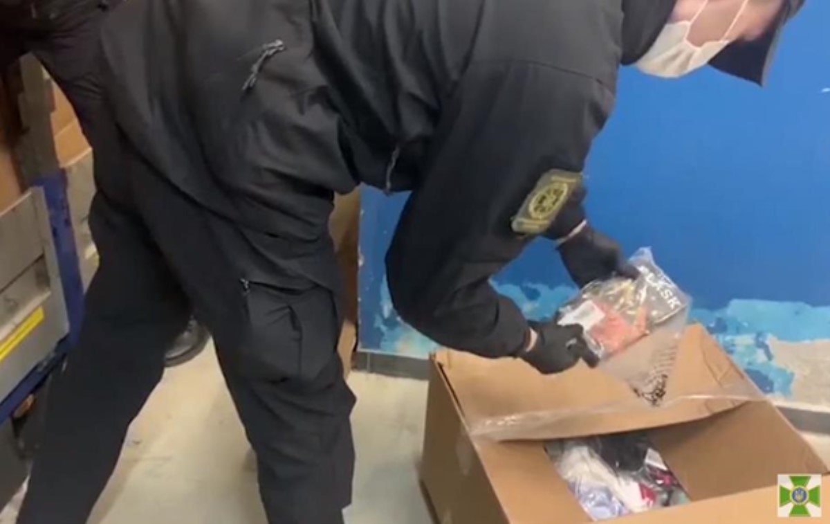 На границе с Польшей задержали крупную партию контрабандной одежды и обуви. Видео