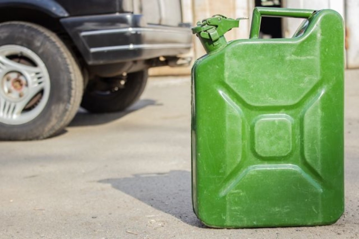 Сколько времени можно хранить бензин в канистре?