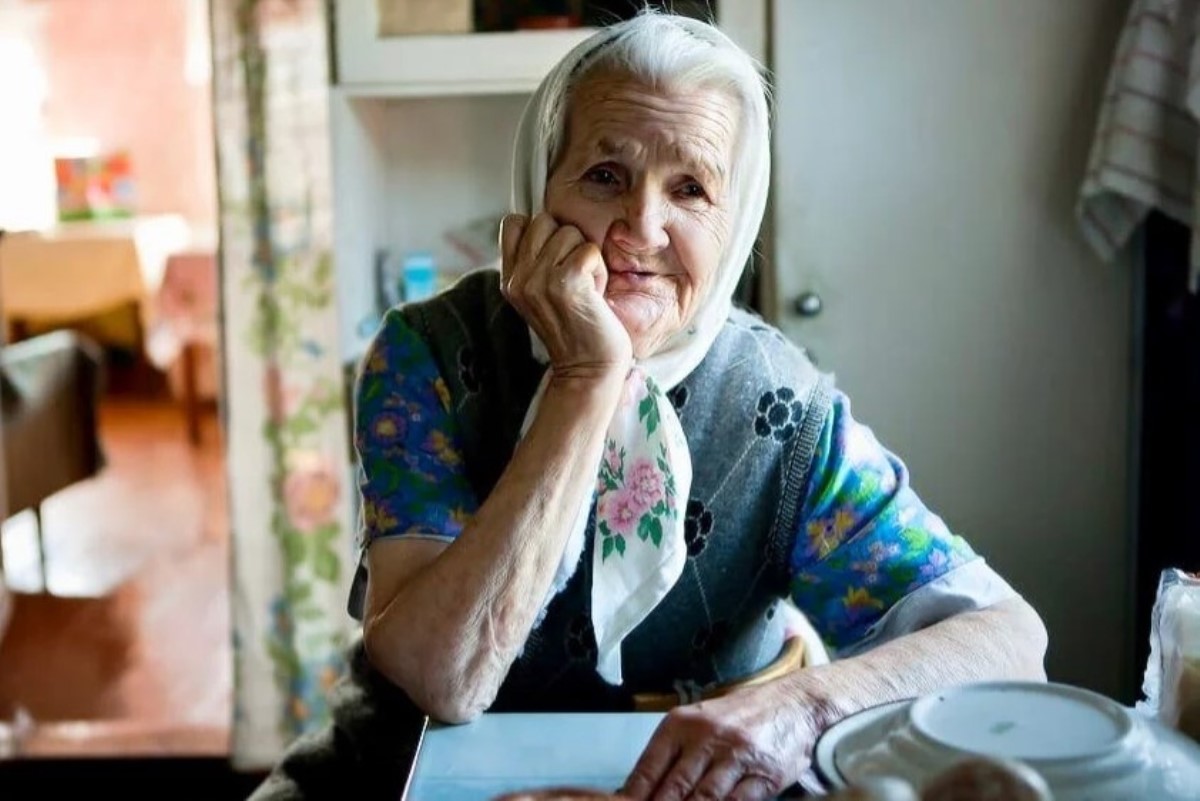 Бабушка что будет делать. Бабушка на кухне. Старушка в деревне за столом. Пожилая женщина за столом. Квартира бабушки.