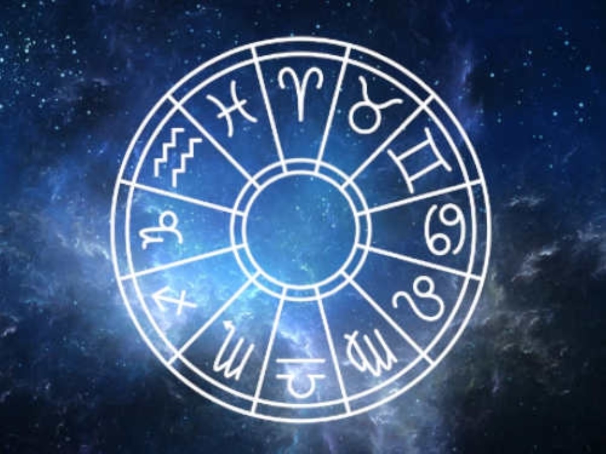 Астролог рассказал, от каких знаков Зодиака во второй половине мая отвернется удача