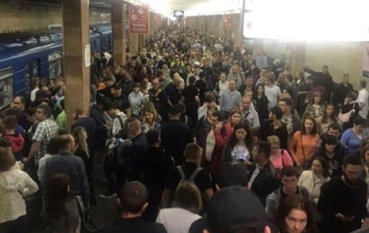 Киевлян заставят ездить в метро в масках и соблюдать дистанцию