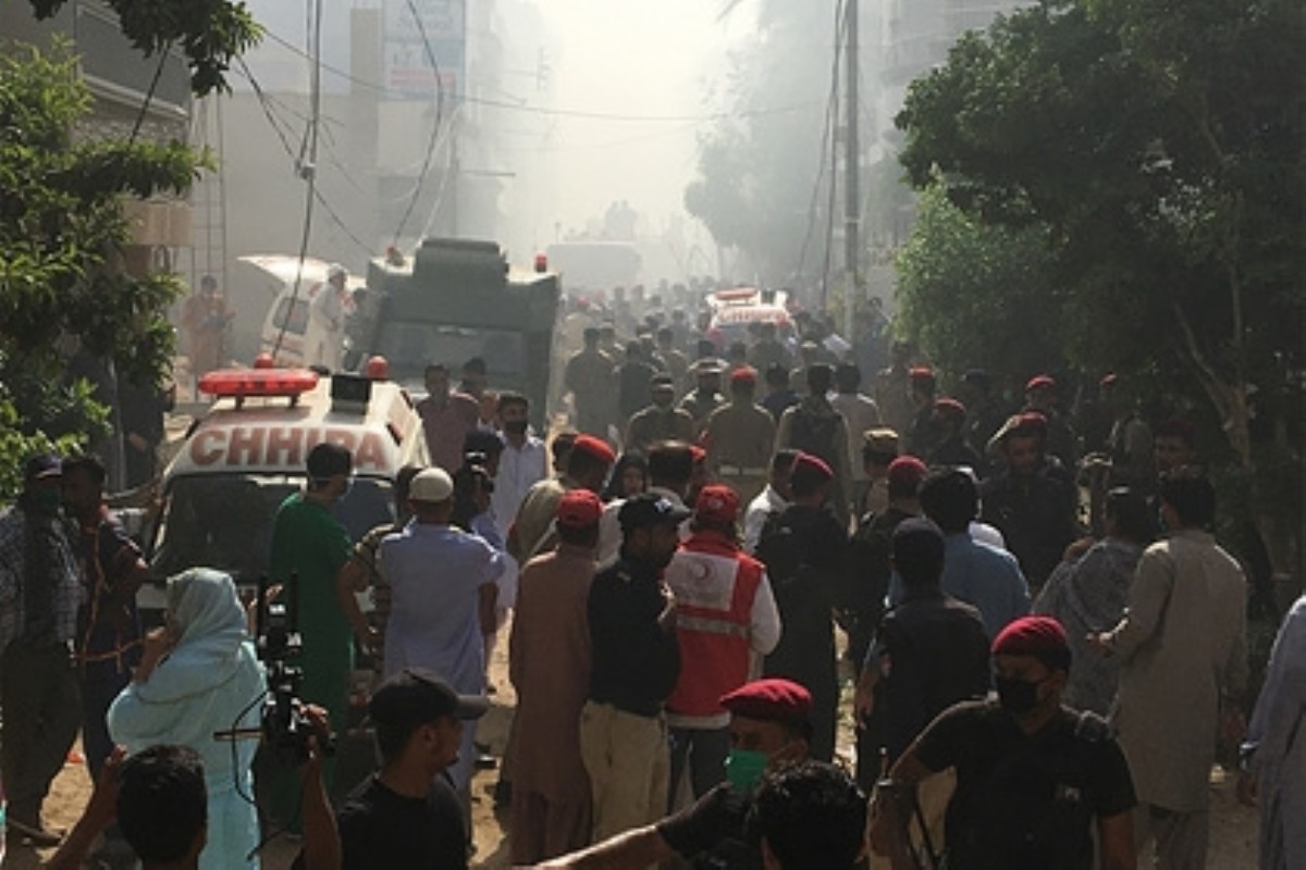 Авиакатастрофа в Пакистане: на видео попало невероятное спасение выжившего