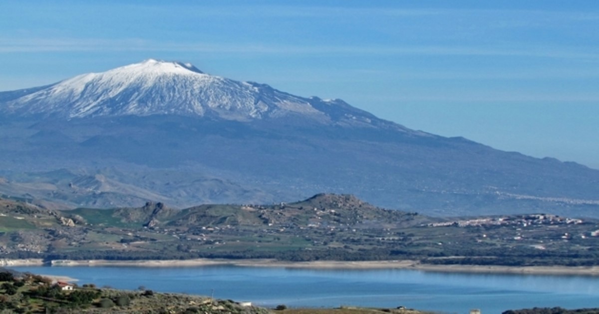 Проснулся вулкан Этна: пепел выстрелил на 4,5 км