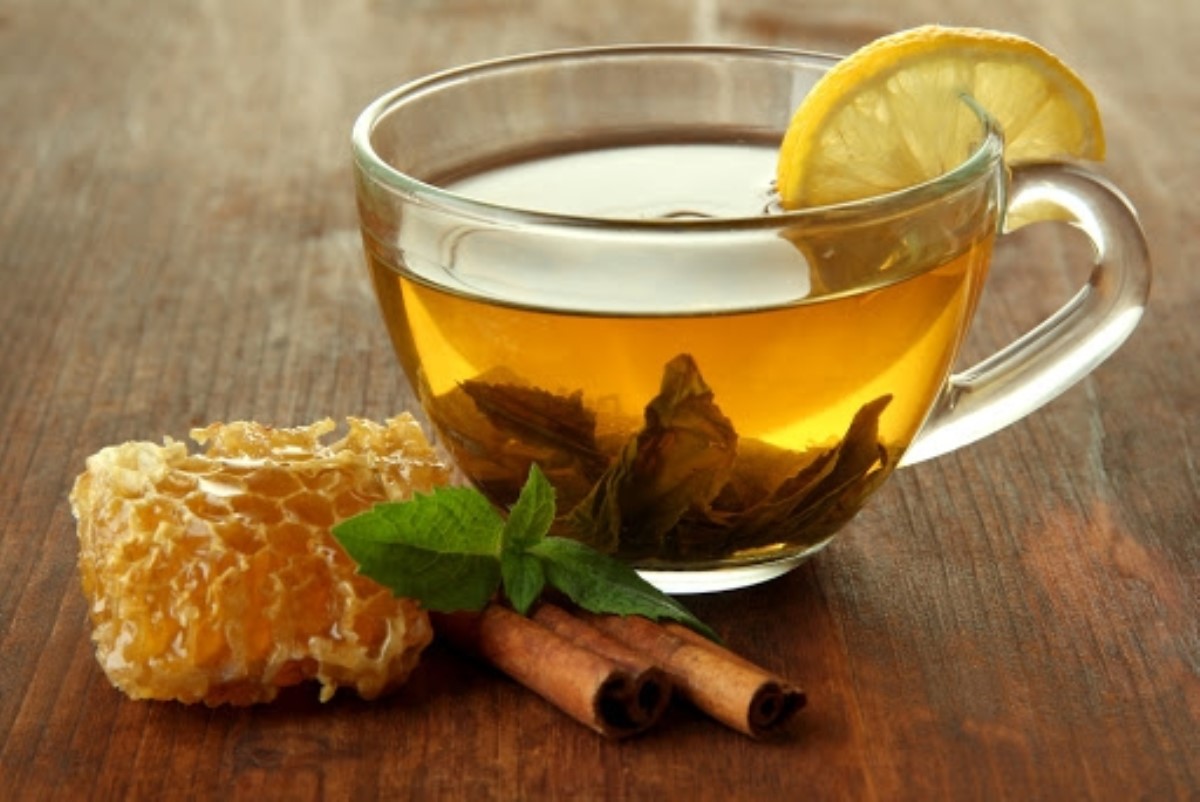 Не «в», а «с» чаем: почему мед лучше запивать, а не добавлять в кипяток