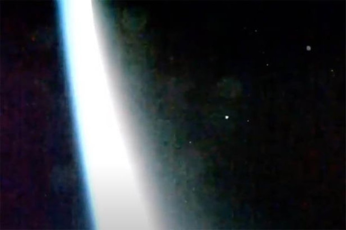 Камера МКС сняла армаду НЛО, улетающих с Земли