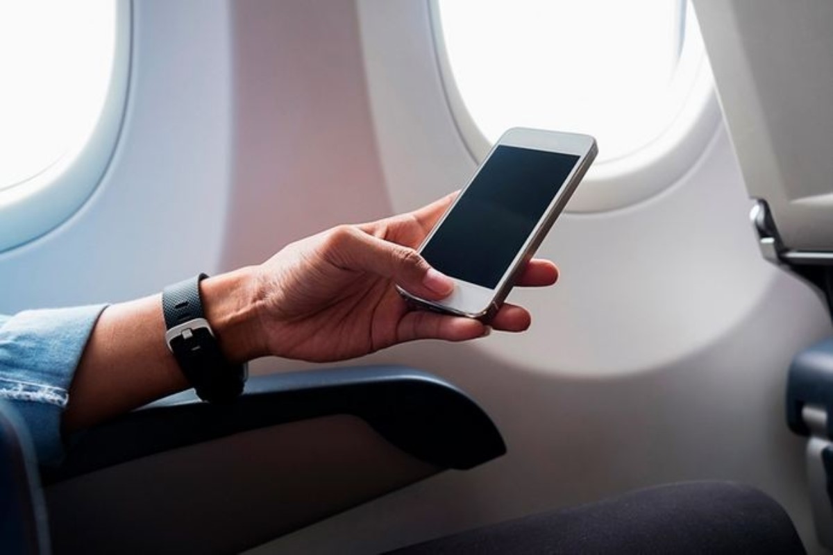 Почему опасно включать телефон на борту самолета