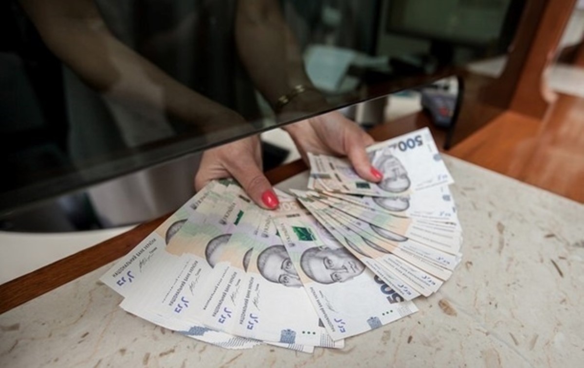 Украинцы получат по две зарплаты в месяц