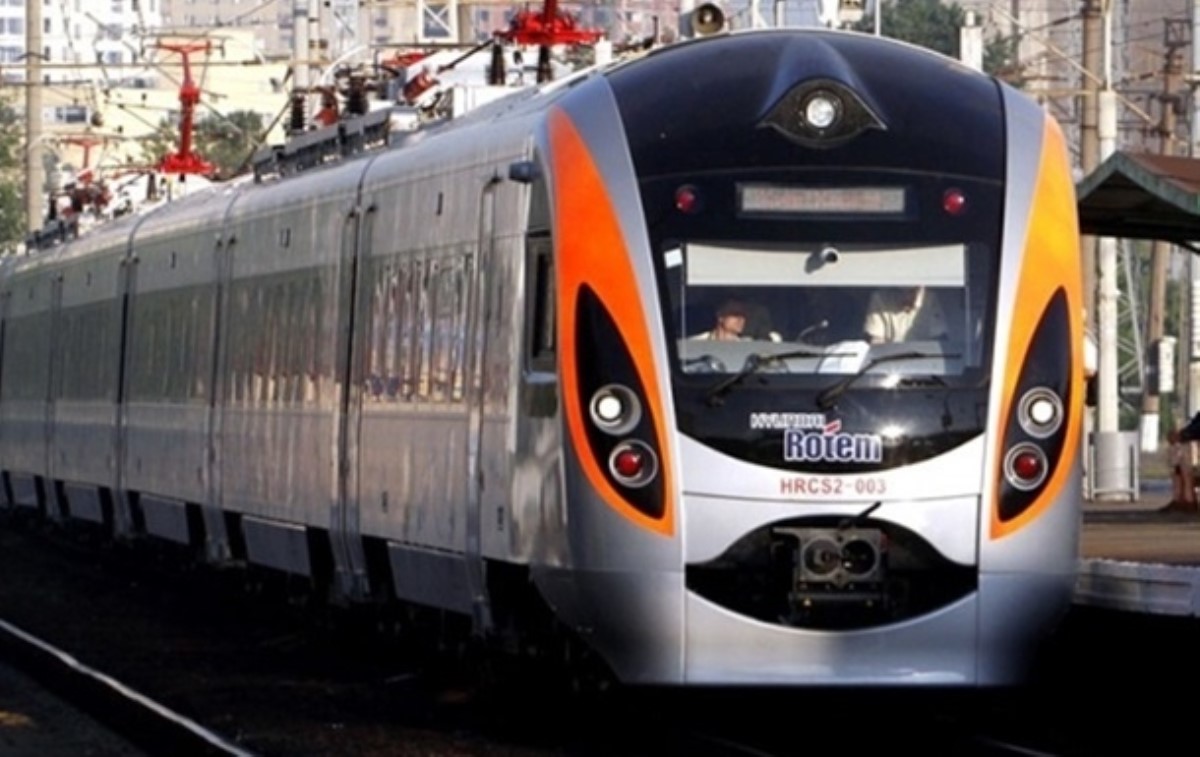 Пассажирские поезда в Украине запустят раньше намеченного срока
