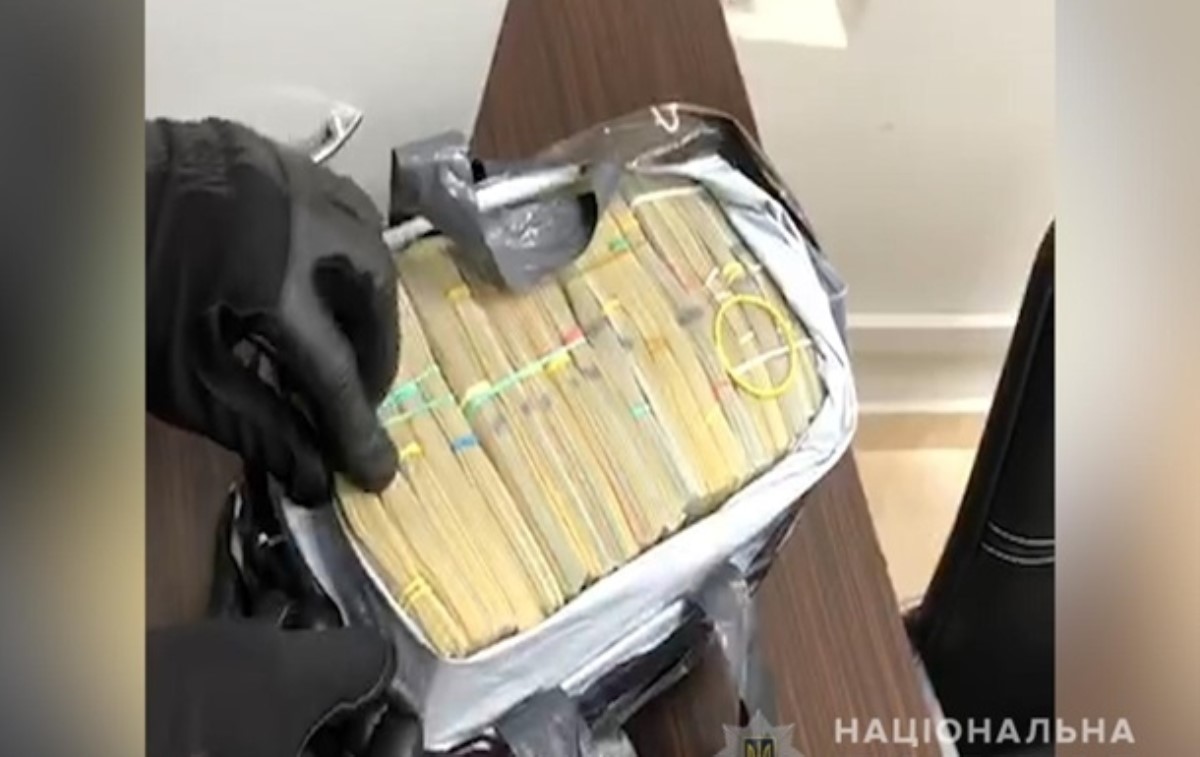 В Киеве полицейские изъяли $400 тысяч "общака". Видео