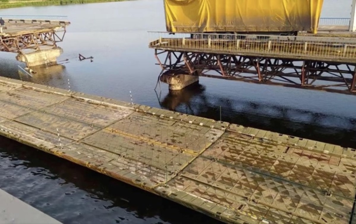 На Днепропетровщине возвели понтонную переправу на месте обрушившегося моста. Видео