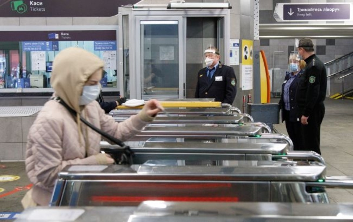 Ученые наглядно показали, как коронавирус передается в метро