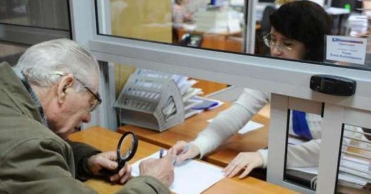 Украинцы предпенсионного возраста могут остаться без выплат: к чему нас готовит Шмыгаль