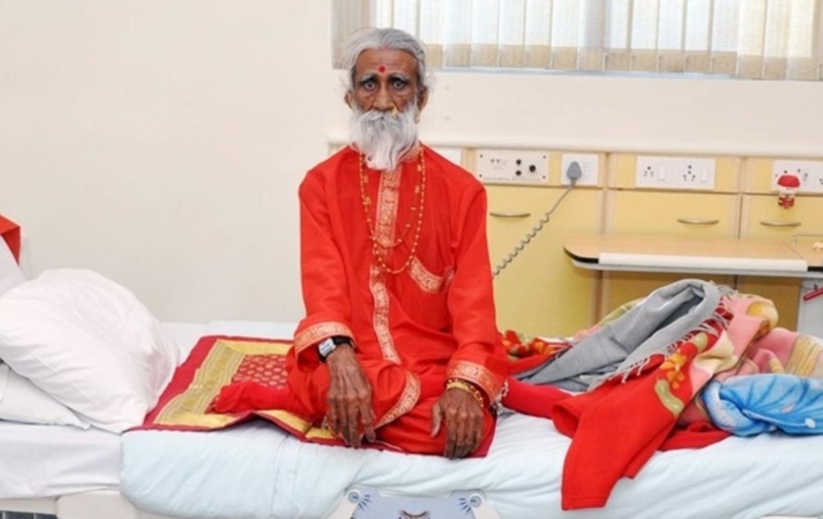 Индийский йог, не евший и не пивший 80 лет, покинул свое физическое тело