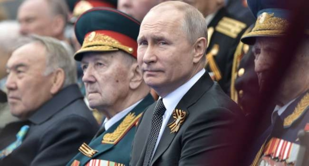 "Лукашенко щелкнул Путина в нос": в РФ пояснили, почему парад Победы в Москве не отменят