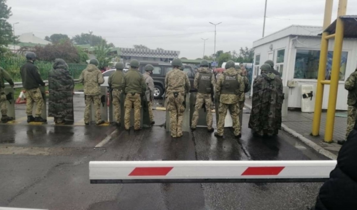 На КПП Закарпатья подрались пограничники и заробитчане: власть стягивает силовиков