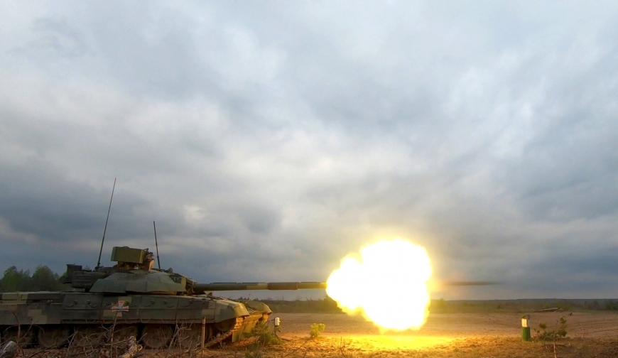В Украине испытали модернизированный танк Т-72: зрелищные кадры со стрельб