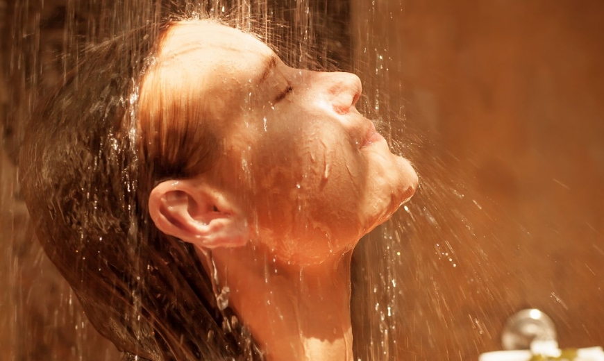 Почему во время принятия душа не стоит мыть лицо