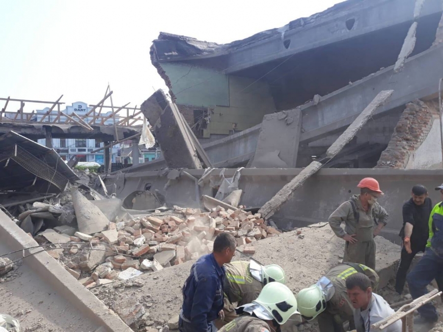 На Закарпатье рухнуло здание кинотеатра: ЧП попало на видео