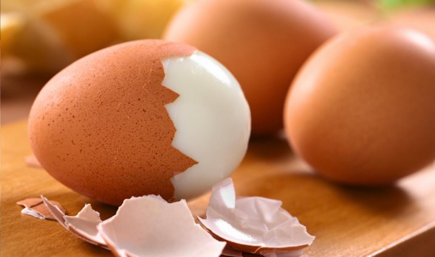 Хитрость при варке яиц: скорлупа слетает сама, а желток получается нежным и питательным