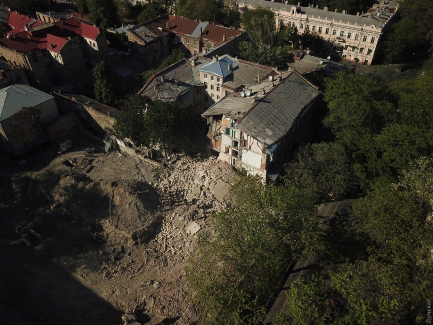 В Одессе рухнула часть старинного жилого дома: под завалами могут быть люди